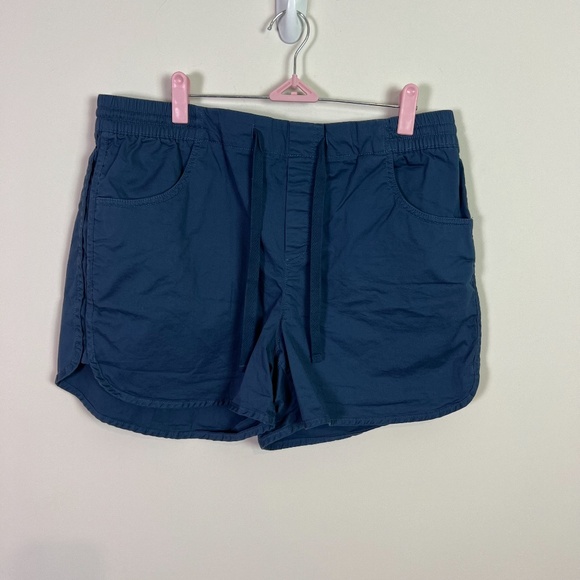 Eddie Bauer Women’s Blue Cargo Shorts Size 16 - Picture 1 of 5